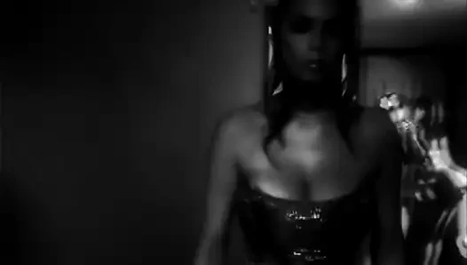 Tera patrick reitet einen harten schwanz in einer orgie