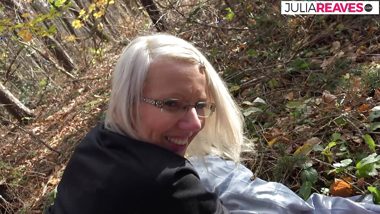 Blondin böjer sig för ett hårt knull i naturen