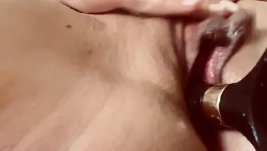 Uzun ladakları olan olgun milf yumruk, dildo ve boşalma ile kendini yumruklayıp