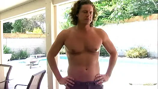 Memek cewek hot rambut cokelat dengan pantat bahenol dan tato dientot habis-habisan