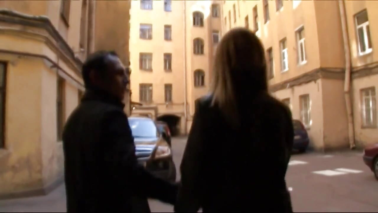 Enorme pau grande esmaga a bunda de uma loira gostosa