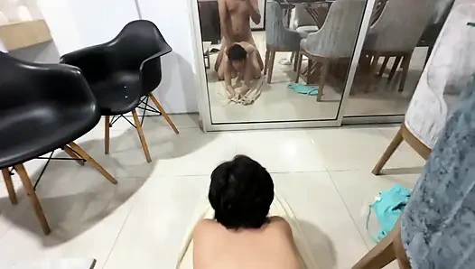 Aku nonton adik tiriku lagi latihan yoga seksi dan aku jadi sange berat, jadi aku memutuskan untuk masukin kontol besarku ke dalam dirinya