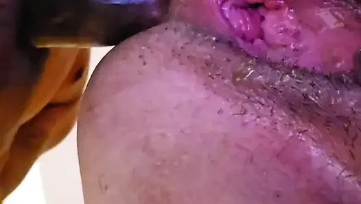 Трахаю бабушку в задницу, делаю спрей ее киски