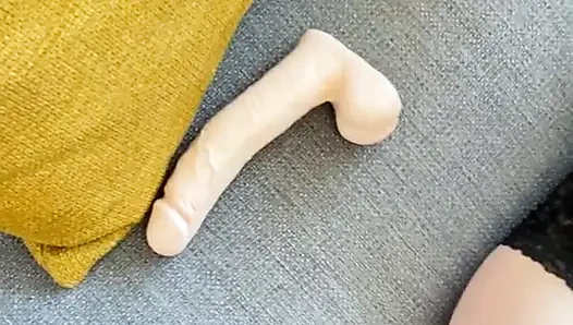 Dildoyu ıslatıyorum ve sonra amcığıma sokuyorum