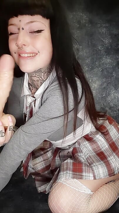 สาววิทยาลัยในกางเกงชั้นในเวอร์จิ้นสีขาว