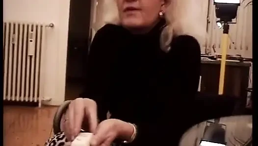 Cewek semok jerman ini suka muasin memeknya pakai mainan seks favoritnya!