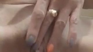 istri pakai jari untuk orgazm