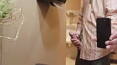 johnholmesjunior in reale mostra personale super rischiosa in un bagno pubblico per uomini