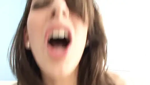Teen brünette babysitterin liebt es, dildos zu lutschen und zu ficken