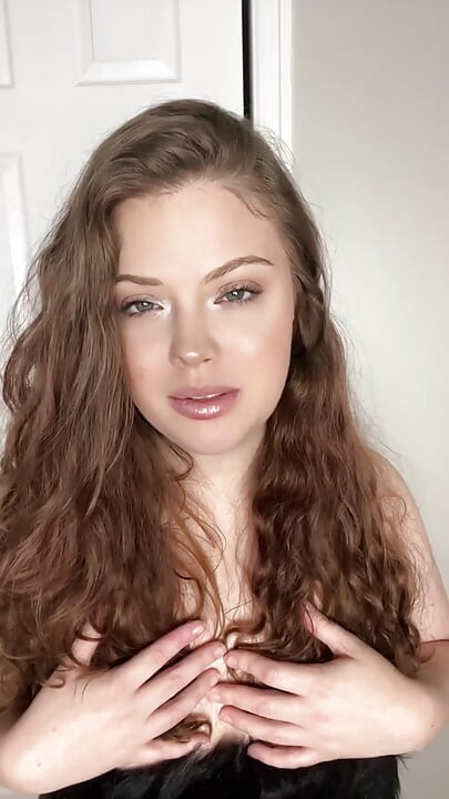 Deri Giyen MILF Dominatrix, Sissy Erkek Rol Yapma Oyununda Orospulaşıyor