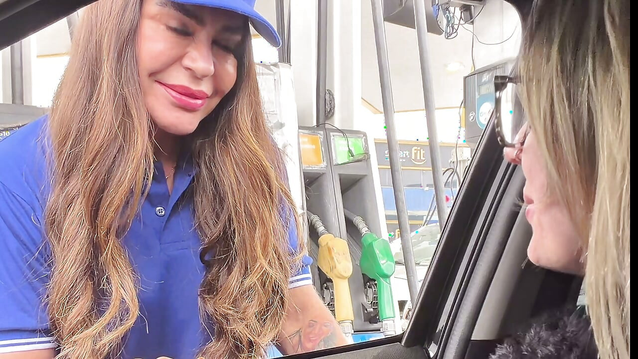 My husband's cuckold got out of the car and I called the gas station attendant to fuck and she accepted and got in the car and was so horny that she was all naked