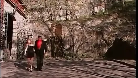 Luxuriöse blonde schlampe gibt sich und dem alten mann einen tollen orgasmus
