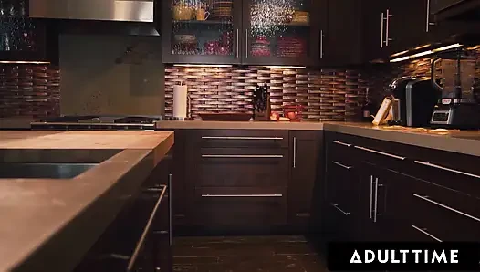 Khusus orang dewasa - avery jane yang lagi hamil besar tiba-tiba sange di dapur tengah malam dan pengen banget dientot
