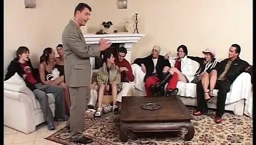 Çekici esmer Alman genç kız iki azgın adam tarafından sikiliyor