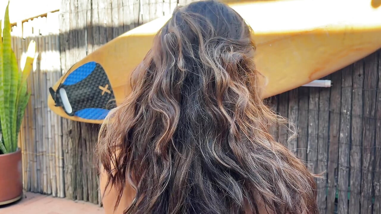 Latina gostosa se estica e se masturba para você