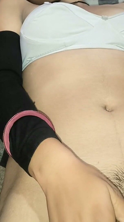Nisha bhabhi metiéndose un plátano en la concha y llegando al orgasmo | Clip 2