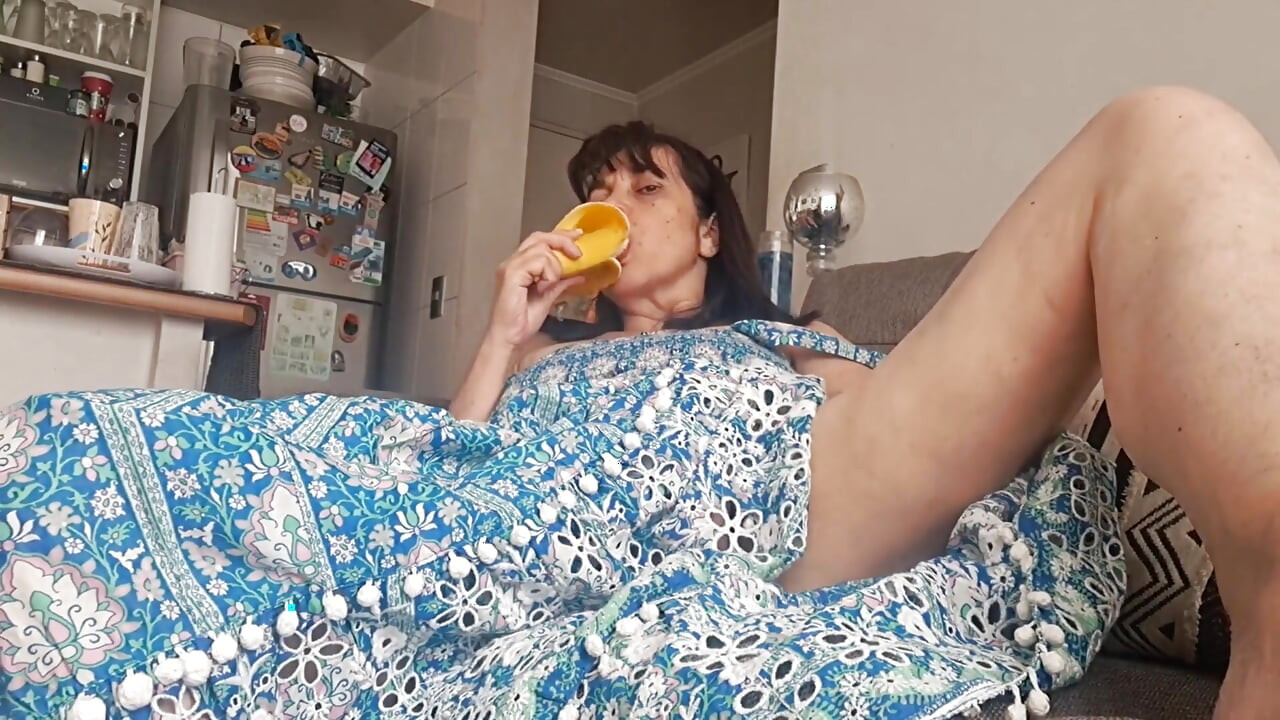 Macecha v křesle se dotýká její kundičky
