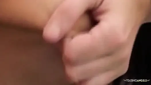 Zwei üppige frauen, die freude daran haben, sexuelle aktivitäten mit einem einzigen glücklichen mann zu machen