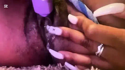 Bir lezbiyen üvey erkek kardeşi için mastürbasyon yapıyor