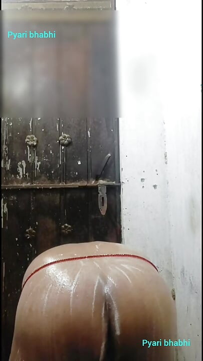 Desi bhabhi ki susu ki bur men ungli ki poori khuli karke nahana