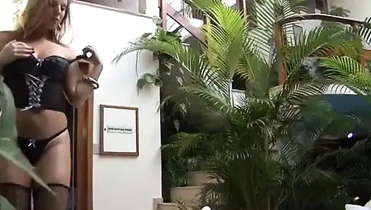Blonde latina mit frechen titten bekommt ihren arsch im freien gebohrt