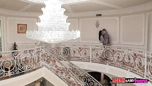 MomsBangteens - Джейк лижет очко мачехи Индии, прежде чем Вероника поймает их и присоединится к семейному тройничку