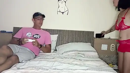 En iyi arkadaşımın aptalı bana büyük yarağını gösterdi ve onu siktim