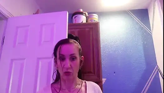 Zoey Portland порнозвезда играет со своей киской в ванной перед судом