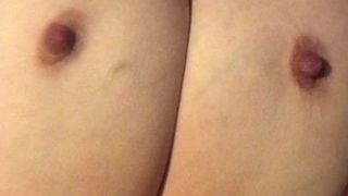 Des seins qui rebondissent pendant qu&#39;une MILF se fait baiser