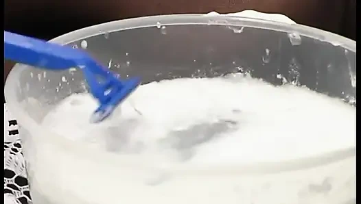 Amcığını tıraş ediyor ve sonra parmaklıyor