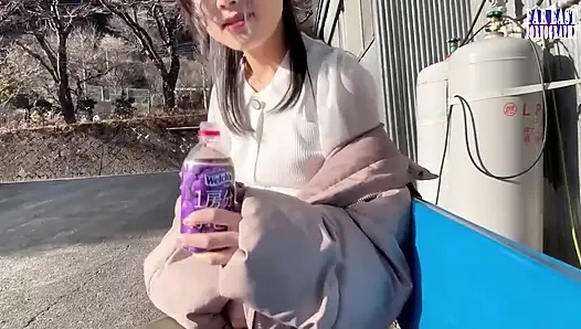 Cewek seksi ini lagi jalan-jalan sambil jalan-jalan di mana matanya yang ramai-ramai memuncak dan sempitnya berujung dengan kencang.3