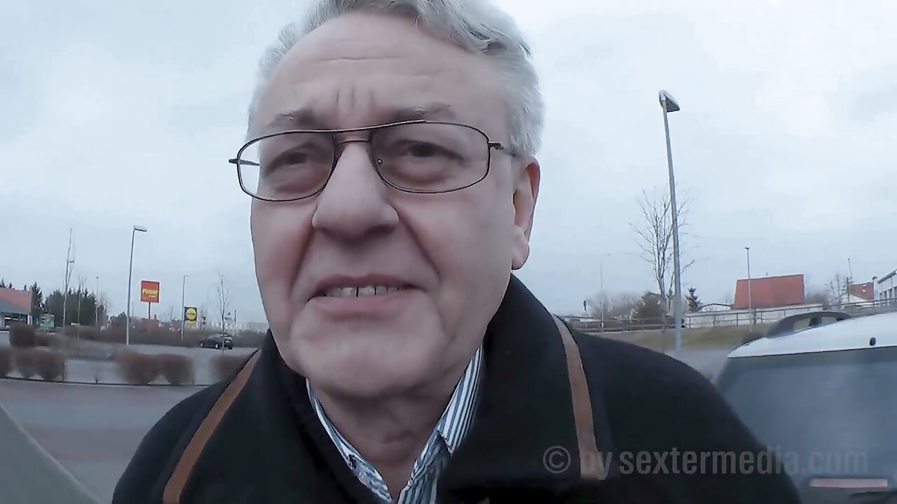 Дідусь трахає і пісяє блондинку з трьома дірками