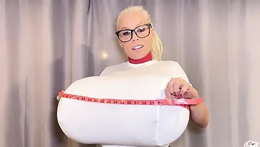 Büyük göğüslerimi ölçüyor!