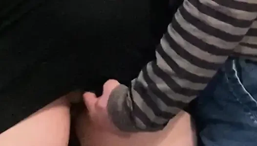 Azgın sapık elbisenin altında kızı parmaklıyor