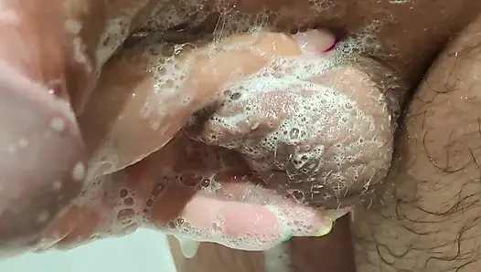 Adik tiri remaja ngocok kontol di kamar mandi