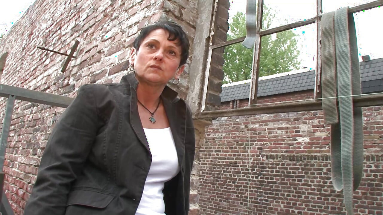 Njemačka puma doseže vrhunac dok koristi dildo