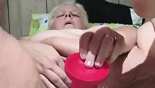 Cewek sange ini lagi asik muasin memeknya pakai dildo sampai orgasma