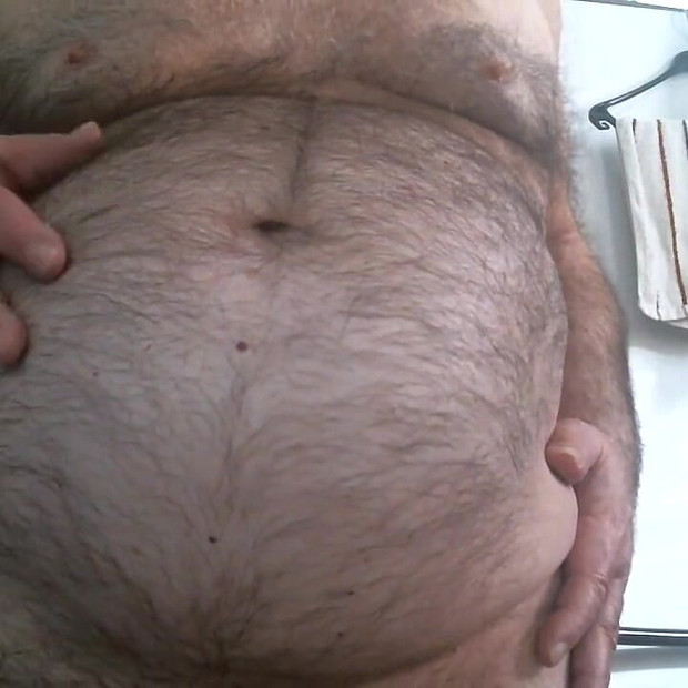 털이 무성한 배를 보여주는 칼 코치
