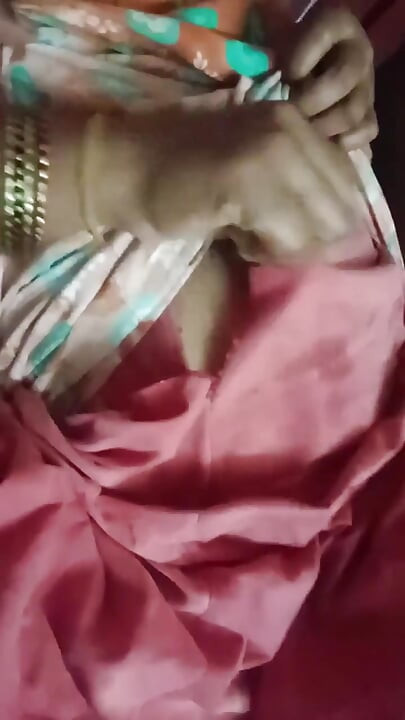 मैं अपनी सौतेली मम्मी के साथ मस्ती कर रहा था, स्वाद के साथ उसकी नारीत्व पर नजर डाल रहा था।