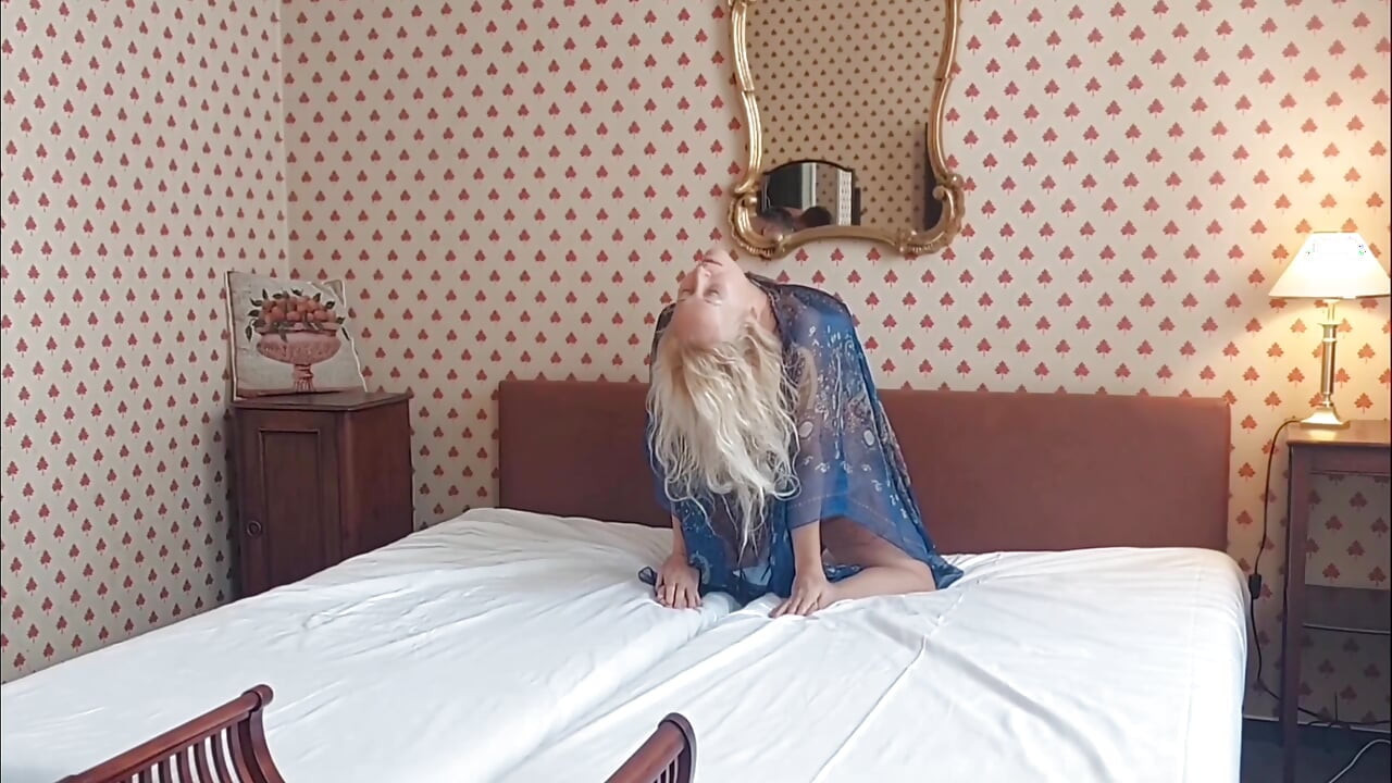 Blonde mature sexy bed games