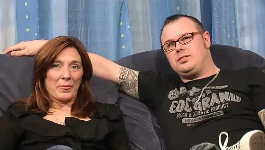 Tante seksi nyepong dan ngentot tetangganya yang masih muda