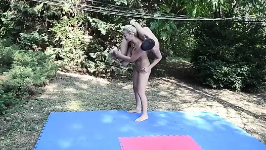 Arka bahçede, ateşli genç Lana oğlunun zevkini çıkarıyor