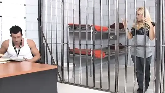 Dicke möpse, blonde milf-muschi fickt großen schwanz im mund