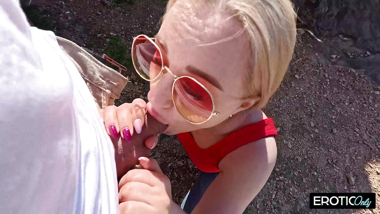 Oung Studentă germană își dorește iubitul mai în vârstă într-o agățare sălbatică în aer liber