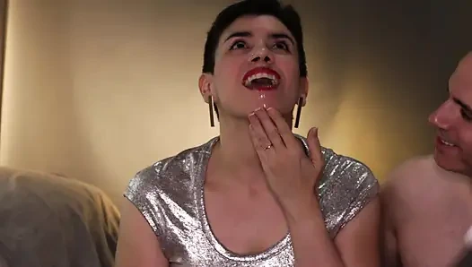 Gümüş gömlek üzerine ağzına boşalıyor