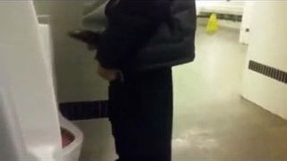 Latino colgado mostrando baño público