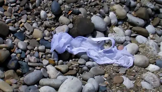 Sarışın plajdayken gerçekten azıyor ve sikişecek bir şey arıyor