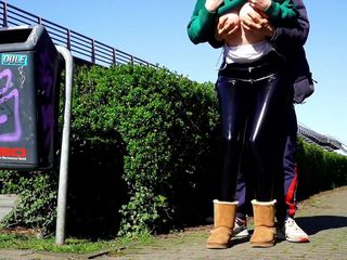 Uma garota pública com leggings de couro chupa pau e faz sexo