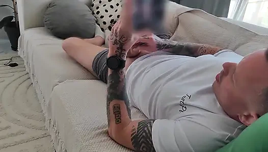 Üvey kız kardeşim beni mastürbasyon yaparken yakaladı ve boşalmama yardım etti!