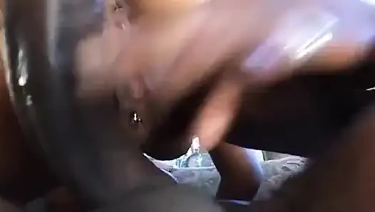 Doğal memeli Asyalı bebek sikişmeden önce büyük bir siyah yarağı gırtlağına kadar alıyor